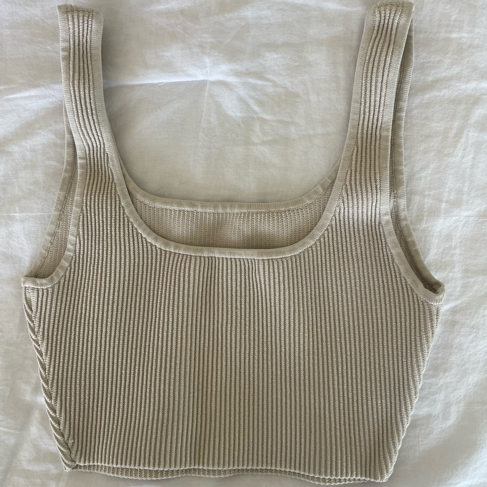 Aritzia | Babaton Ribbed Scoop Crop Tank Tops - Black & Cream (2 pk) - Picture 4 of 9